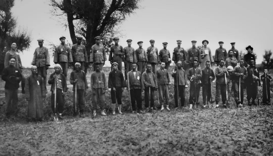 1928年10月殷墟第一次发掘开工，全体员工合影。